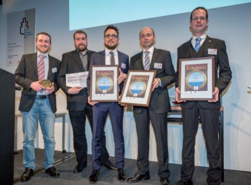 Die Gewinner des Kompass (v. l. n. r.): Dennis Mierke, Martin Gehrke, Dr. Christian Janßen (1. Platz in AG), Jörn Kröger (3. Platz) und Roman Diewald (2. Platz) FOTO: BEATE ZOELLNER