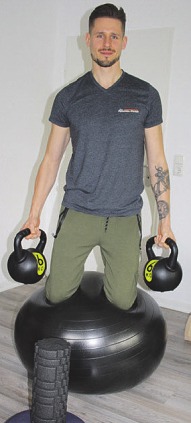 Clemens Kube trainiert gern selbst mit Gymnastikbällen, Luftkissen, Faszienrollen und Hanteln Clemens Kube trainiert gern selbst mit Gymnastikbällen, Luftkissen, Faszienrollen und Hanteln