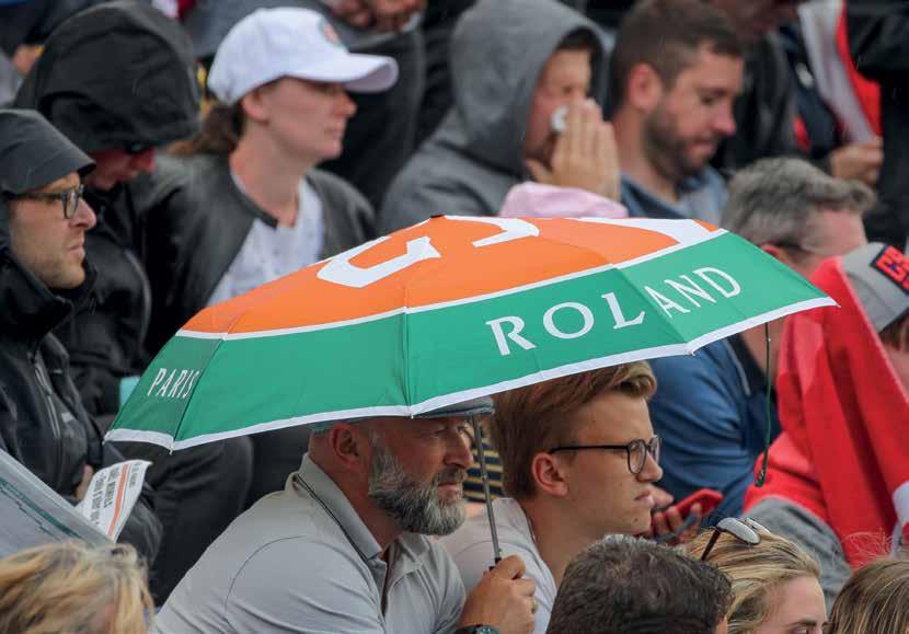 Noch immer kein Dach über dem Centre Court. Der Viertelfinaltag fiel komplett dem Regen zum Opfer. Foto: Jürgen Hasenkopf Noch immer kein Dach über dem Centre Court. Der Viertelfinaltag fiel komplett dem Regen zum Opfer. Foto: Jürgen Hasenkopf