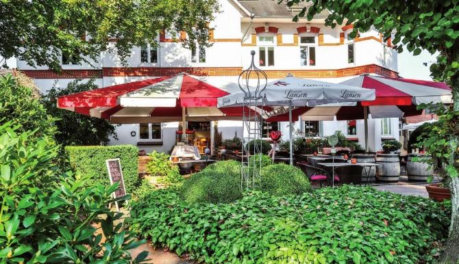 Den Sommer malerisch genießen im grün gelegenen Heinsens Restaurant mit idyllischem Bier- und Kaffeegarten