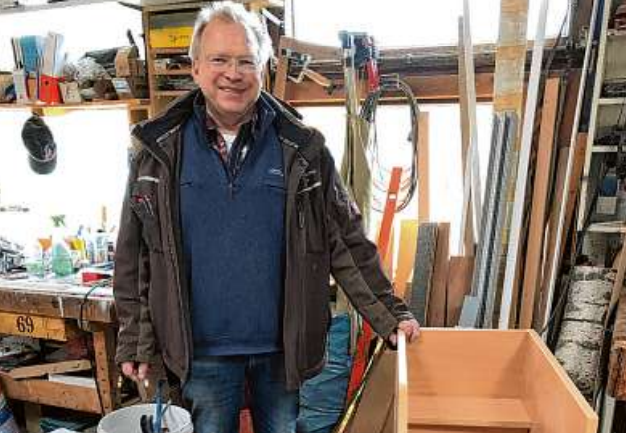Peter Fischer fertigt in seiner Werkstatt gerne Möbel nach Maß Foto: Pohl Peter Fischer fertigt in seiner Werkstatt gerne Möbel nach Maß Foto: Pohl