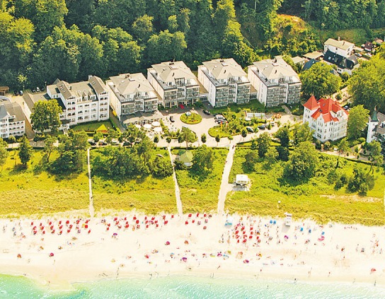 Sandstrand und Ostsee vor der Tür: Blick auf das Grand Hotel Binz auf Rügen Sandstrand und Ostsee vor der Tür: Blick auf das Grand Hotel Binz auf Rügen