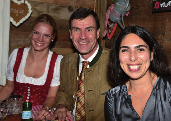 Katharina Wittenberg, Matthias Pfalz (BMW) und Agnur Özer-Dötsch
