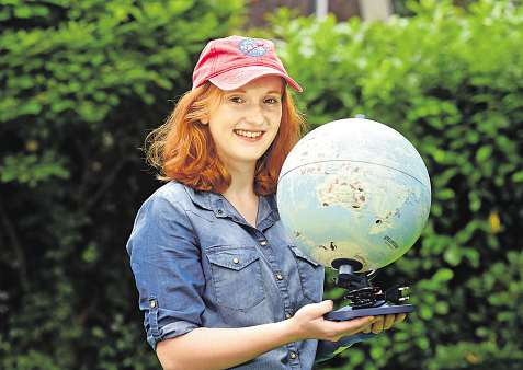 Eileen Röske (15) möchte den Weltraum erforschen. Die rote Mütze bekam Eileen von einer Astronautin geschenkt Klaus Bodig Eileen Röske (15) möchte den Weltraum erforschen. Die rote Mütze bekam Eileen von einer Astronautin geschenkt Klaus Bodig
