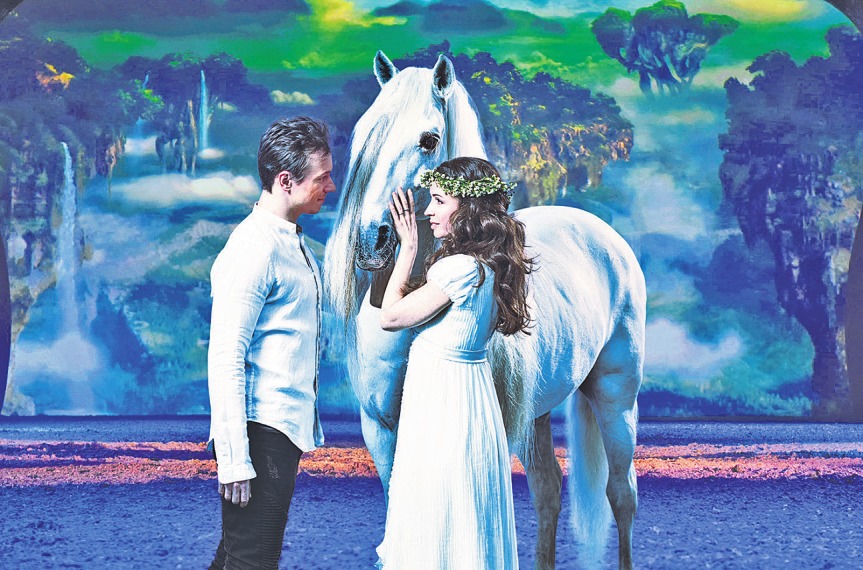 „Cavalluna – Welt der Fantasie“ erzählt die Liebesgeschichte von Tahin und Naia. Die schönsten Pferderassen sind mit dabei „Cavalluna – Welt der Fantasie“ erzählt die Liebesgeschichte von Tahin und Naia. Die schönsten Pferderassen sind mit dabei