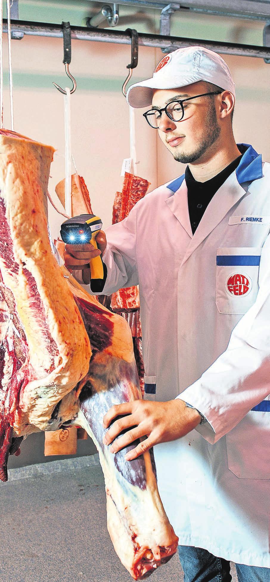 Fynn Riemke lernt Kaufmann für Groß- und Außenhandel, Fachrichtung Großhandel, bei der Firma Peter Mattfeld & Sohn. FOTO: HEINER KÖPCKE Fynn Riemke lernt Kaufmann für Groß- und Außenhandel, Fachrichtung Großhandel, bei der Firma Peter Mattfeld & Sohn. FOTO: HEINER KÖPCKE