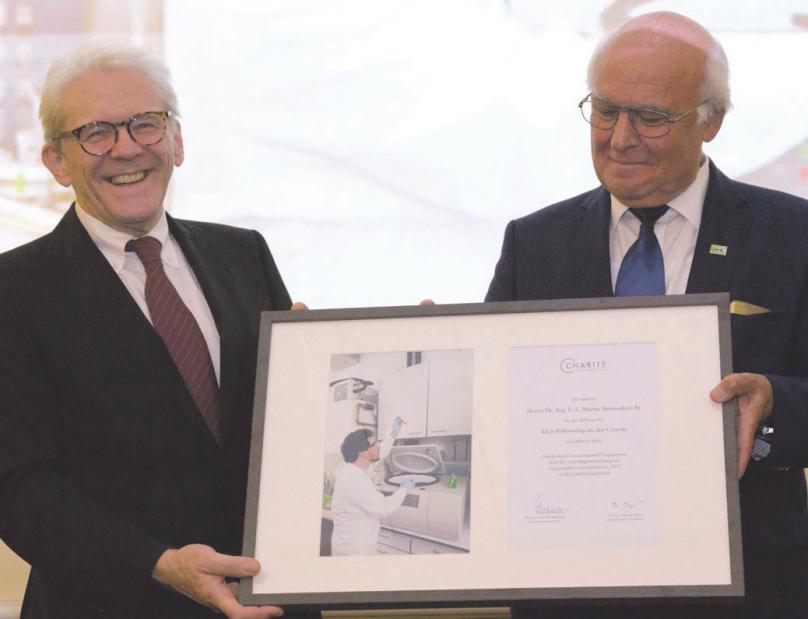 Charité-Chef Karl Max Einhäupl (links) überreicht Martin Herrenknecht die Dankesurkunde für seine großzügige Förderung der ALS-Grundlagenforschung.