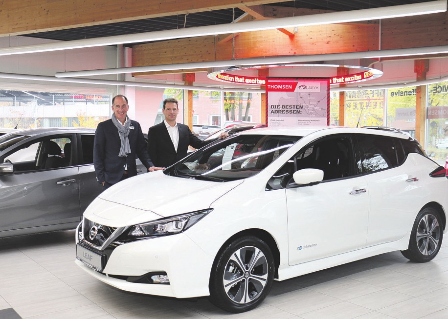 Das Vorzeige-Elektro-Modell aus dem Hause Nissan: der Leaf. Die Verkaufsberater Lars Siewert (l.) und Matthias Kramper vermitteln gern eine Probefahrt Foto: Michael Rahn Das Vorzeige-Elektro-Modell aus dem Hause Nissan: der Leaf. Die Verkaufsberater Lars Siewert (l.) und Matthias Kramper vermitteln gern eine Probefahrt Foto: Michael Rahn