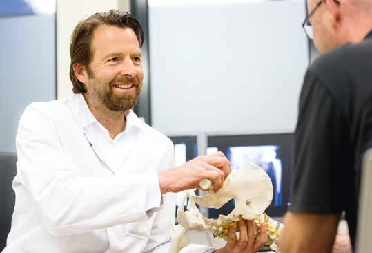 Prof. Dr. Kühne erklärt die verschiedenen Gelenkoperationen, die sein Team in der Asklepios Klinik St. Georg durchführt. Prof. Dr. Kühne erklärt die verschiedenen Gelenkoperationen, die sein Team in der Asklepios Klinik St. Georg durchführt.