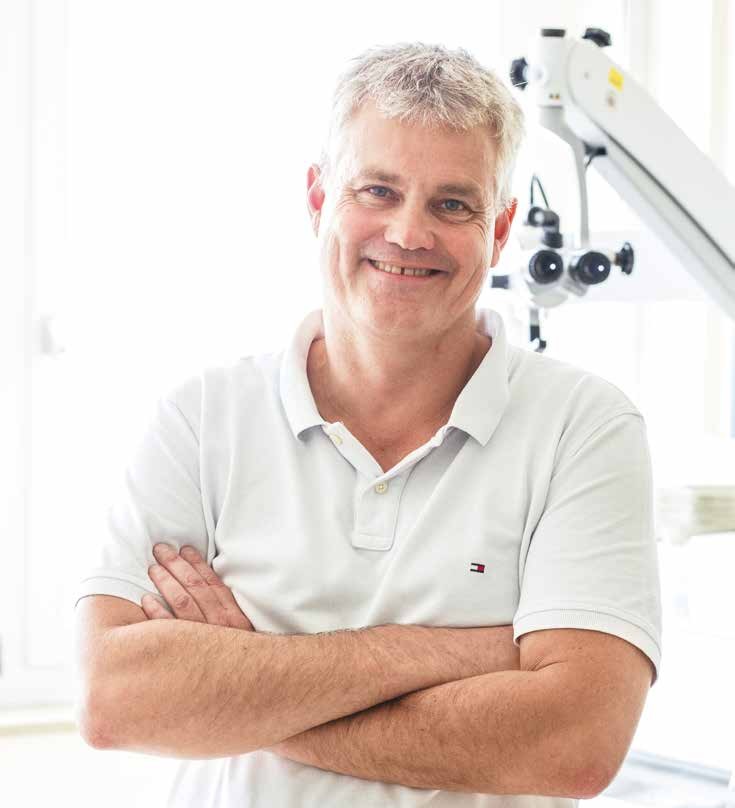 Prof. Dr. Thomas Verse ersetzt defekte Gehörknöchelchen im Mittelohr durch winzige Titanprothesen und bringt Ertaubten damit ihr Gehör zurück Fotos: Hendrik Lüders Prof. Dr. Thomas Verse ersetzt defekte Gehörknöchelchen im Mittelohr durch winzige Titanprothesen und bringt Ertaubten damit ihr Gehör zurück Fotos: Hendrik Lüders