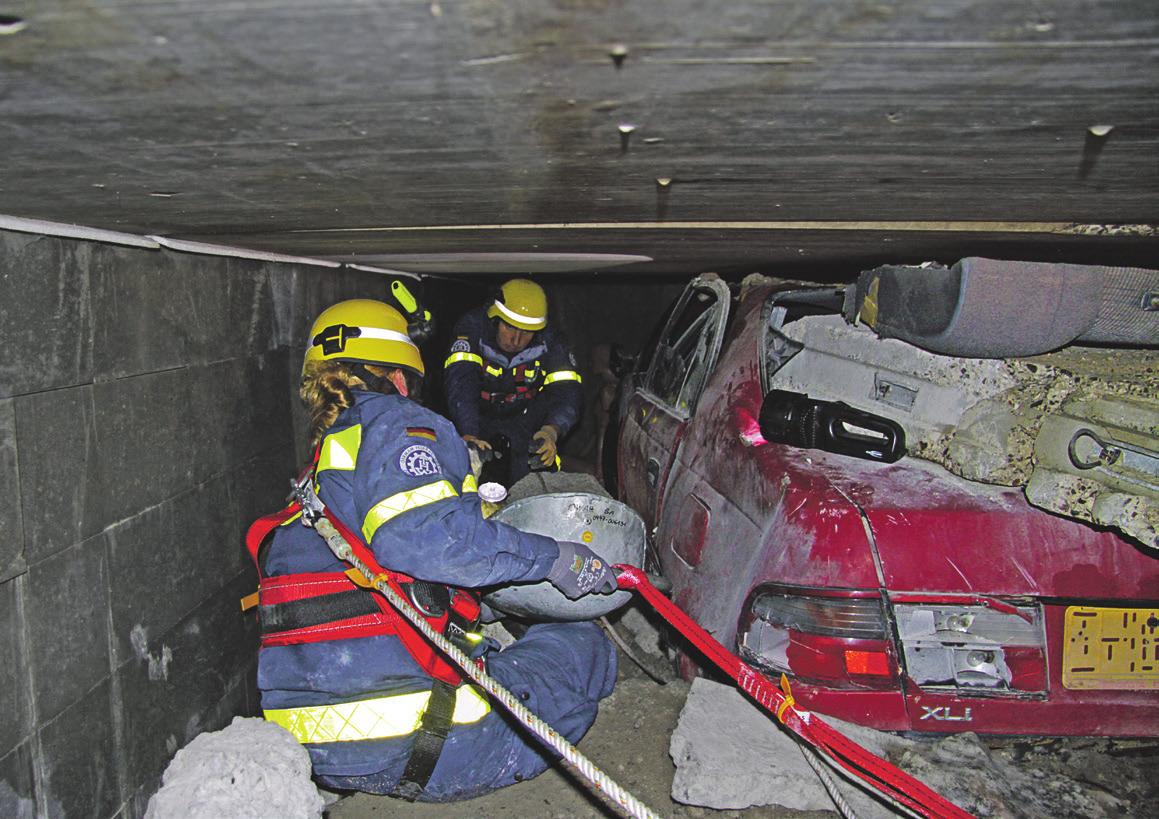 Damit wie beim Einsatz von Eddy Dieckvoss im Irak (Mitte) alles klappt, wird geübt und geübt, auch über Landesgrenzen hinaus wie in Polen (u.) Fotos: Herold (2), pr Damit wie beim Einsatz von Eddy Dieckvoss im Irak (Mitte) alles klappt, wird geübt und geübt, auch über Landesgrenzen hinaus wie in Polen (u.) Fotos: Herold (2), pr