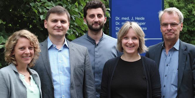 Nutzen jetzt auch am neuen Standort Bergedorf einen Linearbeschleuniger der neuesten Generation: Dr. Katja Doege, Konstantin Wischnjakow, Dr. Valentin Tarcea, Dr. Brigita Kuper, Dr. Jürgen Heide (v.l.n.r.) Fotos: Bertram Solcher Nutzen jetzt auch am neuen Standort Bergedorf einen Linearbeschleuniger der neuesten Generation: Dr. Katja Doege, Konstantin Wischnjakow, Dr. Valentin Tarcea, Dr. Brigita Kuper, Dr. Jürgen Heide (v.l.n.r.) Fotos: Bertram Solcher