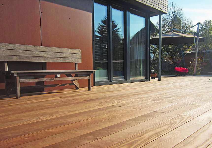 Natürliche Materialien liegen beim Bauen im Trend – allen voran Holz. Mit einer speziellen Thermobehandlung werden etwa Terrassendielen besonders langlebig und robust Foto: djd/ swero.de Natürliche Materialien liegen beim Bauen im Trend – allen voran Holz. Mit einer speziellen Thermobehandlung werden etwa Terrassendielen besonders langlebig und robust Foto: djd/ swero.de