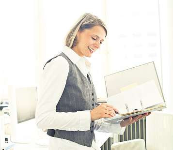 Angehende Industriekauffrauen sollten organisatorische Fähigkeiten, Durchsetzungsvermögen und Verhandlungsgeschick mit in den Beruf bringen Foto: Agentur für Arbeit Angehende Industriekauffrauen sollten organisatorische Fähigkeiten, Durchsetzungsvermögen und Verhandlungsgeschick mit in den Beruf bringen Foto: Agentur für Arbeit