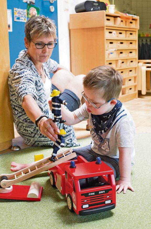 Heilerzieherin Bettina Pahl kümmert sich zwei Tage in der Woche intensiv um Moritz Fotos: Karin Desmarowitz Heilerzieherin Bettina Pahl kümmert sich zwei Tage in der Woche intensiv um Moritz Fotos: Karin Desmarowitz