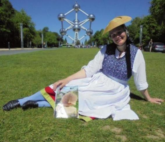 Juliane Friedeberg mit KLÖNSCHNACK vor Atomium