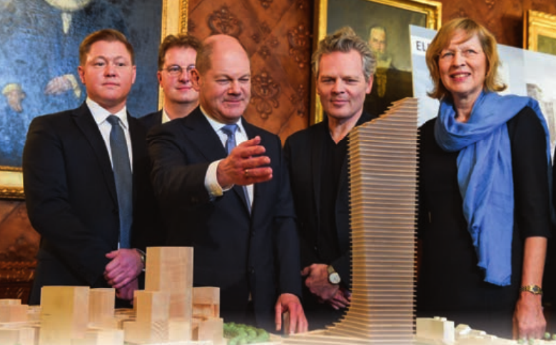 2018 stellten Hamburgs damaliger Bürgermeister, Olaf Scholz, die damalige Stadtentwicklungssenatorin Dorothee Stapelfeldt, Oberbaudirektor Franz-Josef Höing (2.v.l.), Timo Herzberg (l.), als Vertreter des Bauherrn SIGNA Prime Selection AG, sowie Christoph Felger vom Architekturbüro David Chipperfield das ehrgeizige Projekt vor 2018 stellten Hamburgs damaliger Bürgermeister, Olaf Scholz, die damalige Stadtentwicklungssenatorin Dorothee Stapelfeldt, Oberbaudirektor Franz-Josef Höing (2.v.l.), Timo Herzberg (l.), als Vertreter des Bauherrn SIGNA Prime Selection AG, sowie Christoph Felger vom Architekturbüro David Chipperfield das ehrgeizige Projekt vor