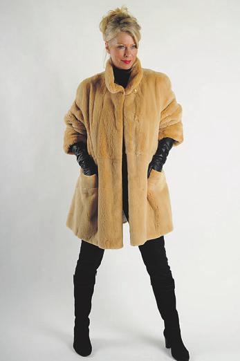 Modisch top aktuell, federleicht und warm – die Samt-Nerzjacke Foto: von Schachtmeyer Modisch top aktuell, federleicht und warm – die Samt-Nerzjacke Foto: von Schachtmeyer