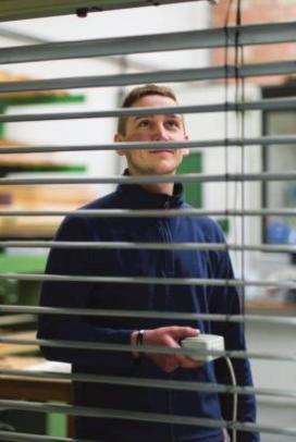 Über die Ausbildung zum Rollladen- und Sonnenschutzmechatroniker informiert die Website www.rs-mechatroniker.de. Foto: BVRS/txn Über die Ausbildung zum Rollladen- und Sonnenschutzmechatroniker informiert die Website www.rs-mechatroniker.de. Foto: BVRS/txn