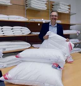 Stefan Meyer von „Mein Bett“ in Elmshorn präsentiert die „Klimaanlage im Bett“ – Bettdecken und Kopfkissen, die aktiv Wärme und Kälte regulieren Foto: Skibbe Stefan Meyer von „Mein Bett“ in Elmshorn präsentiert die „Klimaanlage im Bett“ – Bettdecken und Kopfkissen, die aktiv Wärme und Kälte regulieren Foto: Skibbe