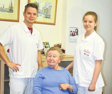 Christa Keller (Mi.) lebt im Pflegewohnbereich und fühlt sich von Marie-Luise Möller und ihrem Ausbilder Filip Knuth rundum betreut. Foto: Rosenhof Christa Keller (Mi.) lebt im Pflegewohnbereich und fühlt sich von Marie-Luise Möller und ihrem Ausbilder Filip Knuth rundum betreut. Foto: Rosenhof