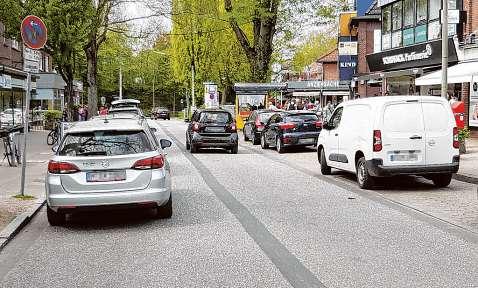 Zugeparkt: Die Claus-Ferck-Straße vor dem Umbau Zugeparkt: Die Claus-Ferck-Straße vor dem Umbau