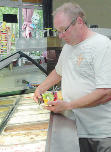 Seit zehn Jahren betreibt Günter Schreiber das Elmshorner Eiscafé Südpol mit seinem Eis Foto: Kuno Klein Seit zehn Jahren betreibt Günter Schreiber das Elmshorner Eiscafé Südpol mit seinem Eis Foto: Kuno Klein