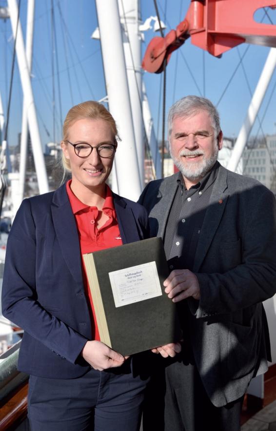 Ann-Kathrin Cornelius ist die neue Chefin auf der Cap San Diego. Jens Weber verabschiedete sich in den Ruhestand.