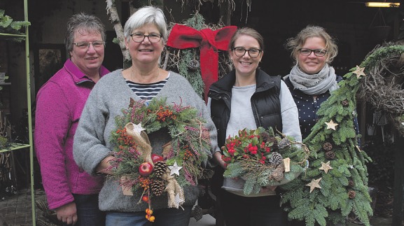 Zum Adventszauber auf dem Gärtnerhof Büge lädt das Floristenteam herzlich ein Foto: Jordan Zum Adventszauber auf dem Gärtnerhof Büge lädt das Floristenteam herzlich ein Foto: Jordan