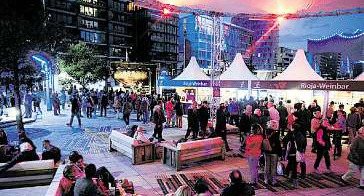 Auf den Rioja Gourmet-Terrassen in der HafenCity wird relaxt und souliger Livemusik gelauscht Foto: Thomas Panzau Auf den Rioja Gourmet-Terrassen in der HafenCity wird relaxt und souliger Livemusik gelauscht Foto: Thomas Panzau