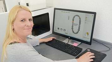 Phyllis Paulenz bearbeitet am Rechner Scans von Zahnersatz für Patienten Foto: Kuno Klein Phyllis Paulenz bearbeitet am Rechner Scans von Zahnersatz für Patienten Foto: Kuno Klein
