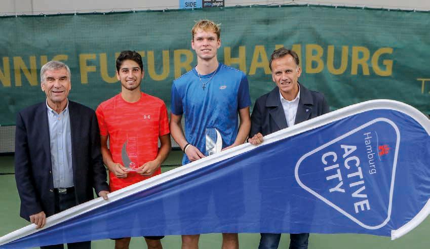 Titelverteidiger Altug Celikbelik (2.v.l.) und auch der Finalist Louis Weßels wollen wieder in Hamburg aufschlagen. DTB Präsident Ulrich Klaus (l.) und Hamburgs Sport-Staatsrat Christoph Holstein (r.) freuen sich auf die Challenger Woche und hoffen auf zahlreiche Besucher. Foto Jürgen Hasenkopf Titelverteidiger Altug Celikbelik (2.v.l.) und auch der Finalist Louis Weßels wollen wieder in Hamburg aufschlagen. DTB Präsident Ulrich Klaus (l.) und Hamburgs Sport-Staatsrat Christoph Holstein (r.) freuen sich auf die Challenger Woche und hoffen auf zahlreiche Besucher. Foto Jürgen Hasenkopf