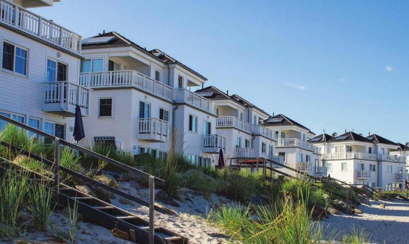 Egal, ob ein Apartmenthaus, ein Haus auf der Kapitänshalbinsel oder eine der weißen Strandvillen – der unverstellte Blick auf das Wasser ist auf dem ehemaligen Marinestützpunkt an der Schleimündung garantiert. Fotos (2): HELMA Ferienimmobilien GmbH Egal, ob ein Apartmenthaus, ein Haus auf der Kapitänshalbinsel oder eine der weißen Strandvillen – der unverstellte Blick auf das Wasser ist auf dem ehemaligen Marinestützpunkt an der Schleimündung garantiert. Fotos (2): HELMA Ferienimmobilien GmbH