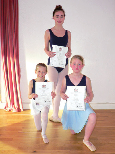 Schülerinnen des Ballettstudios Blankenese und vom MSH Wedel absolvierten erfolgreich die Graded Examinations der Royal Academy of Dance London. Vordere Reihe von links: Emma Schenk, Luna Reese. Hintere Reihe: Zoe Böckler