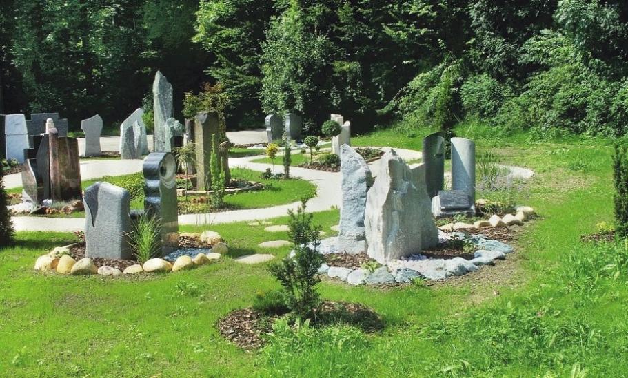 Hier wurden die Urnenkreise innerhalb geschwungener Wege platziert. Das Konzept lässt sich an unterschiedliche Freiflächen anpassen, ohne monoton zu wirken. Hier wurden die Urnenkreise innerhalb geschwungener Wege platziert. Das Konzept lässt sich an unterschiedliche Freiflächen anpassen, ohne monoton zu wirken.