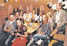 Seit Jahren buchen Firmen gerne die original Tiroler Almhütte der Golf Lounge für ihre Weihnachtsfeier Seit Jahren buchen Firmen gerne die original Tiroler Almhütte der Golf Lounge für ihre Weihnachtsfeier