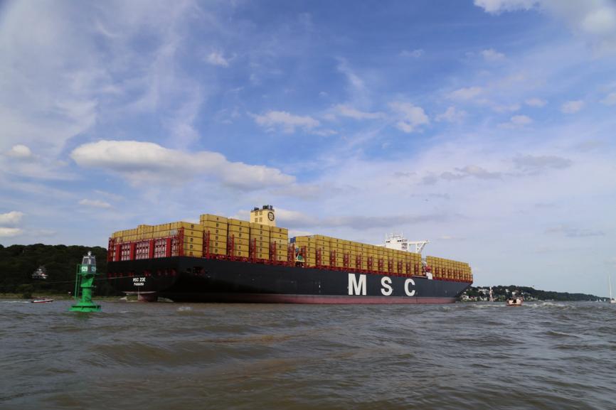 Auch die weltgrößten Containerschiffe sollen den Hamburger Hafen anlaufen. Hier die rund 400 Meter lange „MSC Zoe“. Auf der Flutwelle schwimmend soll ein Tiefgang von 14,50 Meter möglich sein