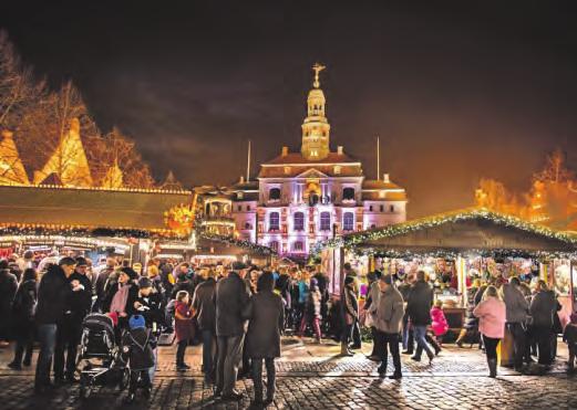 Zur Weihnachtszeit verwandelt sich Lüneburg in eine Weihnachtsstadt mit festlichen Illuminationen: Im Mittelpunkt steht der Weihnachtsmarkt vor dem Rathaus. Foto: Lüneburg Marketing Zur Weihnachtszeit verwandelt sich Lüneburg in eine Weihnachtsstadt mit festlichen Illuminationen: Im Mittelpunkt steht der Weihnachtsmarkt vor dem Rathaus. Foto: Lüneburg Marketing