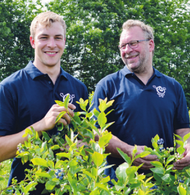 Vater Hans-Jörg Fölster (r.) und sein Sohn Hendrik Fölster, der als Hofnachfolger den Betrieb weiterführen wird Vater Hans-Jörg Fölster (r.) und sein Sohn Hendrik Fölster, der als Hofnachfolger den Betrieb weiterführen wird