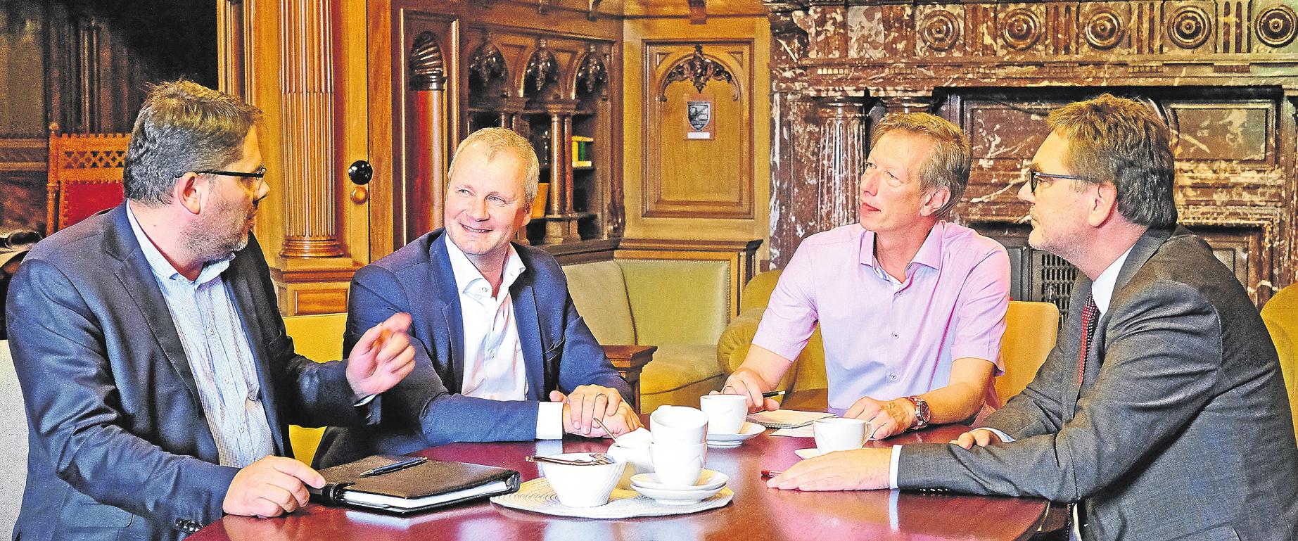 Im Bürgermeisterzimmer des Rathauses Gero Tuttlewski und Thomas Buhck vom WSB diskutieren unter Moderation von Ulf-Peter Busse (Bergedorfer Zeitung) mit Bezirksamtsleiter Arne Dornquast (v. li.) über Bergedorfs wirtschaftliche Zukunft. FOTO: NEFF Im Bürgermeisterzimmer des Rathauses Gero Tuttlewski und Thomas Buhck vom WSB diskutieren unter Moderation von Ulf-Peter Busse (Bergedorfer Zeitung) mit Bezirksamtsleiter Arne Dornquast (v. li.) über Bergedorfs wirtschaftliche Zukunft. FOTO: NEFF