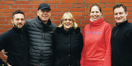 Janusch Falk (l.) und Jan Stuht (r.) sind die neuen Inhaber von Rudolf Bowell Bad und Heizkultur. Der Firmengründer hat sich mit seiner Frau Ingeburg zur Ruhe gesetzt. Janusch Falk (l.) und Jan Stuht (r.) sind die neuen Inhaber von Rudolf Bowell Bad und Heizkultur. Der Firmengründer hat sich mit seiner Frau Ingeburg zur Ruhe gesetzt.