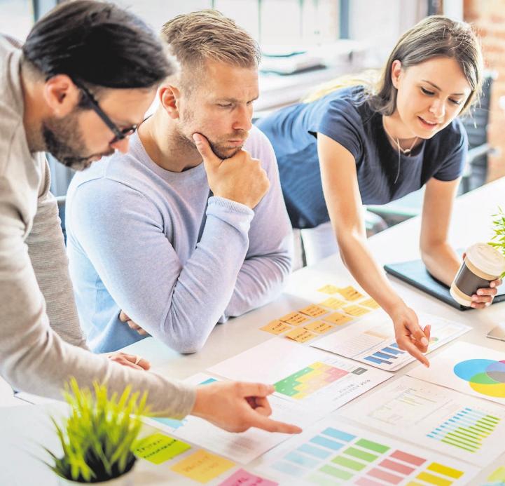 Planspiele - Ein Marketingteam berät über die richtige Strategie. Wer auf Langfristigkeit setzt, ist vor bösen Überraschungen durch die Attacken digitaler Systeme besser gewappnet. Foto: REDPIXEL (fotolia.de) Planspiele - Ein Marketingteam berät über die richtige Strategie. Wer auf Langfristigkeit setzt, ist vor bösen Überraschungen durch die Attacken digitaler Systeme besser gewappnet. Foto: REDPIXEL (fotolia.de)