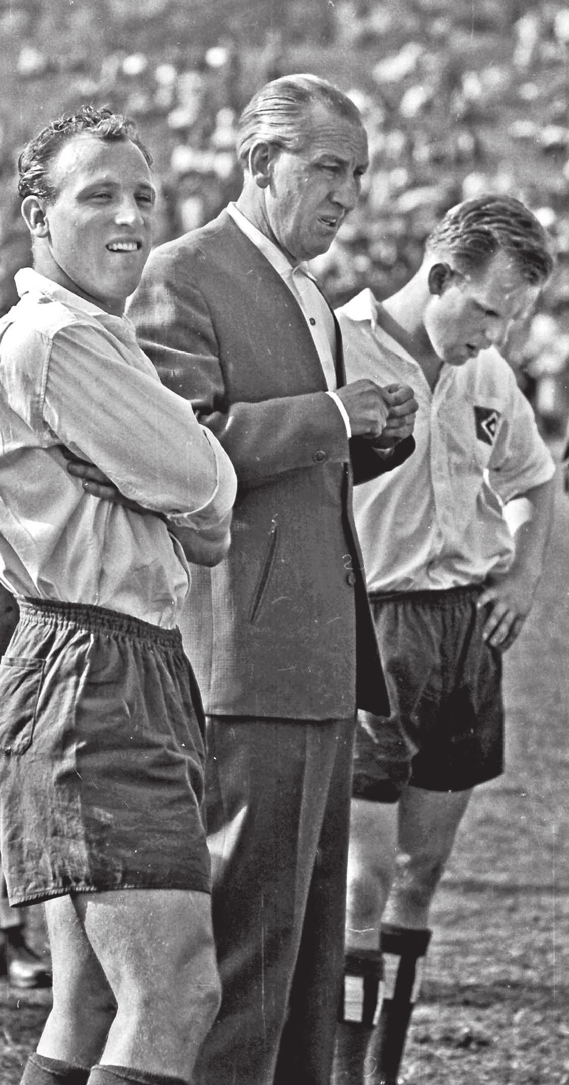 1960 spielt der 23-jährige Uwe Seeler (l.) mit dem HSV im Travestadion. 6000 Zuschauer bilden eine Rekordkulisse. Foto: Hans Mallek 1960 spielt der 23-jährige Uwe Seeler (l.) mit dem HSV im Travestadion. 6000 Zuschauer bilden eine Rekordkulisse. Foto: Hans Mallek