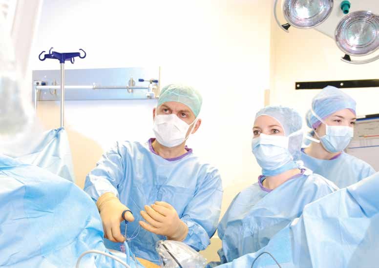 Dr. Wolf Niedermauntel nutzt eine natürliche Muskellücke im vorderen Bereich des Oberschenkels Dr. Wolf Niedermauntel nutzt eine natürliche Muskellücke im vorderen Bereich des Oberschenkels