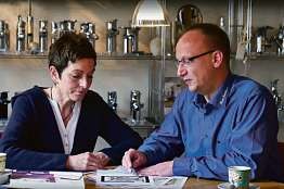 Badberater Kai Ehlert von Hasse Sanitär im Gespräch mit einer Kundin Hasse Sanitär Badberater Kai Ehlert von Hasse Sanitär im Gespräch mit einer Kundin Hasse Sanitär