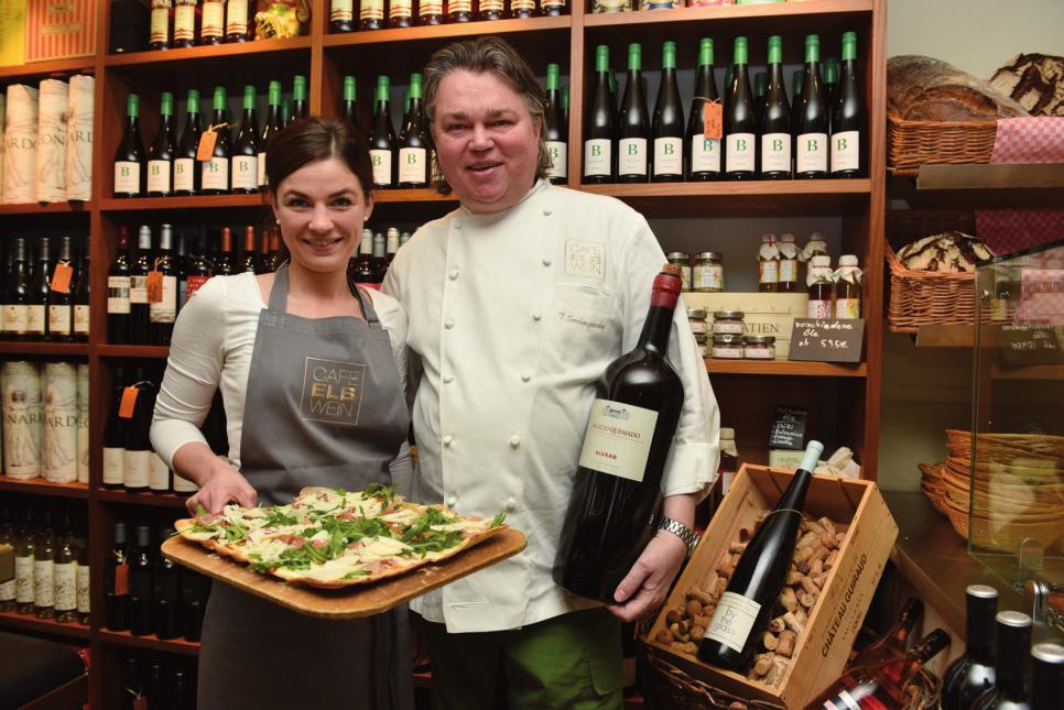 Elbwein-Chef Tom Sochaczewsky mit der Angestellten Wiebke Hagen, einer gelernten Hotelfachfrau