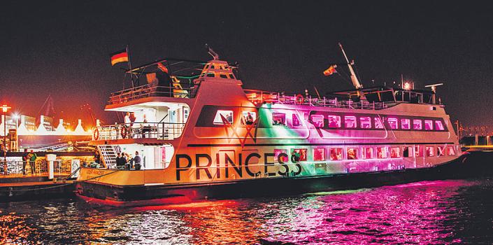 Die „Princess“ von Adler-Schiffe legt sonnabends ab 19 Uhr zu Fahrten mit Menü und Livemusik im Hamburger Hafen ab. Foto: Bjoern Weinbrandt Die „Princess“ von Adler-Schiffe legt sonnabends ab 19 Uhr zu Fahrten mit Menü und Livemusik im Hamburger Hafen ab. Foto: Bjoern Weinbrandt