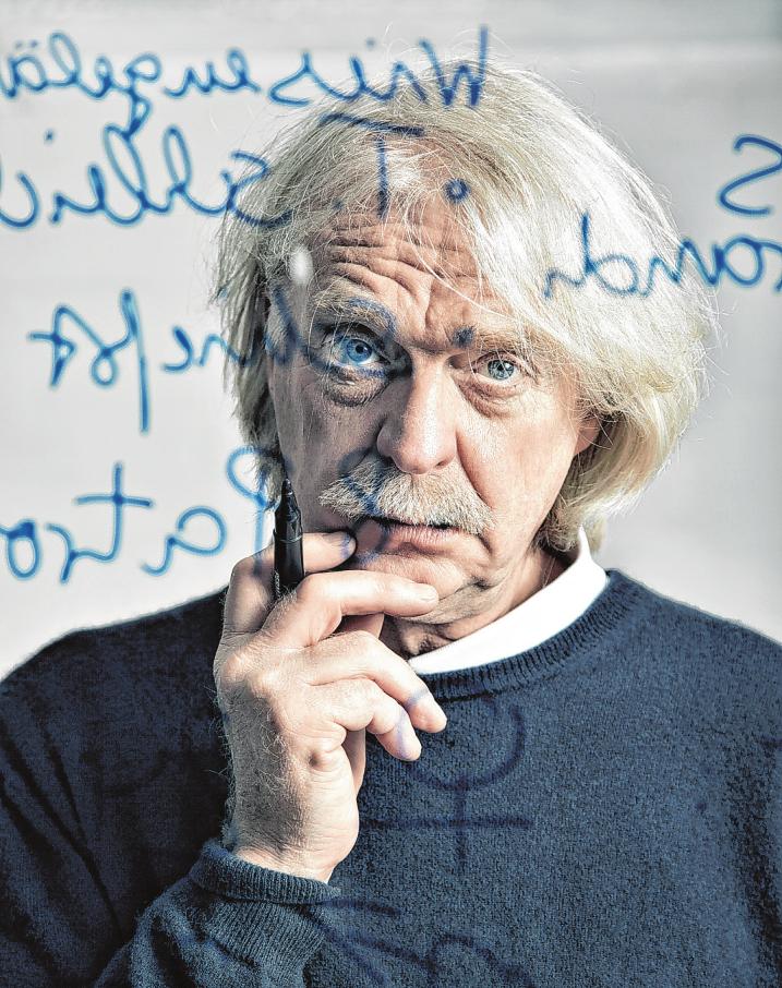 Axel Petermann liest im Senator-Neumann-Haus Foto: Stefan Kuntner  Axel Petermann liest im Senator-Neumann-Haus Foto: Stefan Kuntner