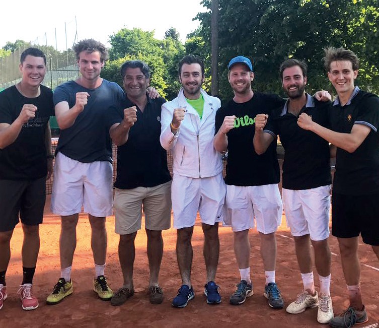 1. Herren des HTHC nach dem engen Sieg gegen den UHC. Gespielt haben Marat Deviatiarov, Tuna Altuna, Maxi Todorov, Kristian Albers, Alex Todorov und Marco Lange. 3. v. l. Coach Bedri Yenilmez. 1. Herren des HTHC nach dem engen Sieg gegen den UHC. Gespielt haben Marat Deviatiarov, Tuna Altuna, Maxi Todorov, Kristian Albers, Alex Todorov und Marco Lange. 3. v. l. Coach Bedri Yenilmez.