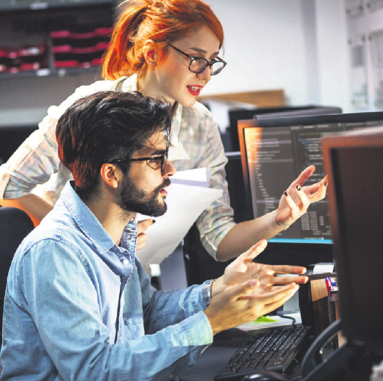 Software-Entwickler sind heiß begehrt auf dem Arbeitsmarkt. Die Fachinformatiker konzipieren und implementieren Software, die auf die Anforderungen der Kunden bzw. der Nutzer zugeschnitten ist. Je nach Aufgabe kommt dabei eine passende Programmiersprache wie Java, C++ oder Ruby on Rails zum Einsatz. Ein tiefes technisches Verständnis, keine Angst vor Zahlen, analytisches Denkvermögen und sehr gute Englischkenntnisse sind die wichtigsten Voraussetzungen für den Beruf. Ein typischer Zugang ist ein Studium in Informatik oder Wirtschaftsinformatik. Foto: Adobe Stock/Solis Images Software-Entwickler sind heiß begehrt auf dem Arbeitsmarkt. Die Fachinformatiker konzipieren und implementieren Software, die auf die Anforderungen der Kunden bzw. der Nutzer zugeschnitten ist. Je nach Aufgabe kommt dabei eine passende Programmiersprache wie Java, C++ oder Ruby on Rails zum Einsatz. Ein tiefes technisches Verständnis, keine Angst vor Zahlen, analytisches Denkvermögen und sehr gute Englischkenntnisse sind die wichtigsten Voraussetzungen für den Beruf. Ein typischer Zugang ist ein Studium in Informatik oder Wirtschaftsinformatik. Foto: Adobe Stock/Solis Images